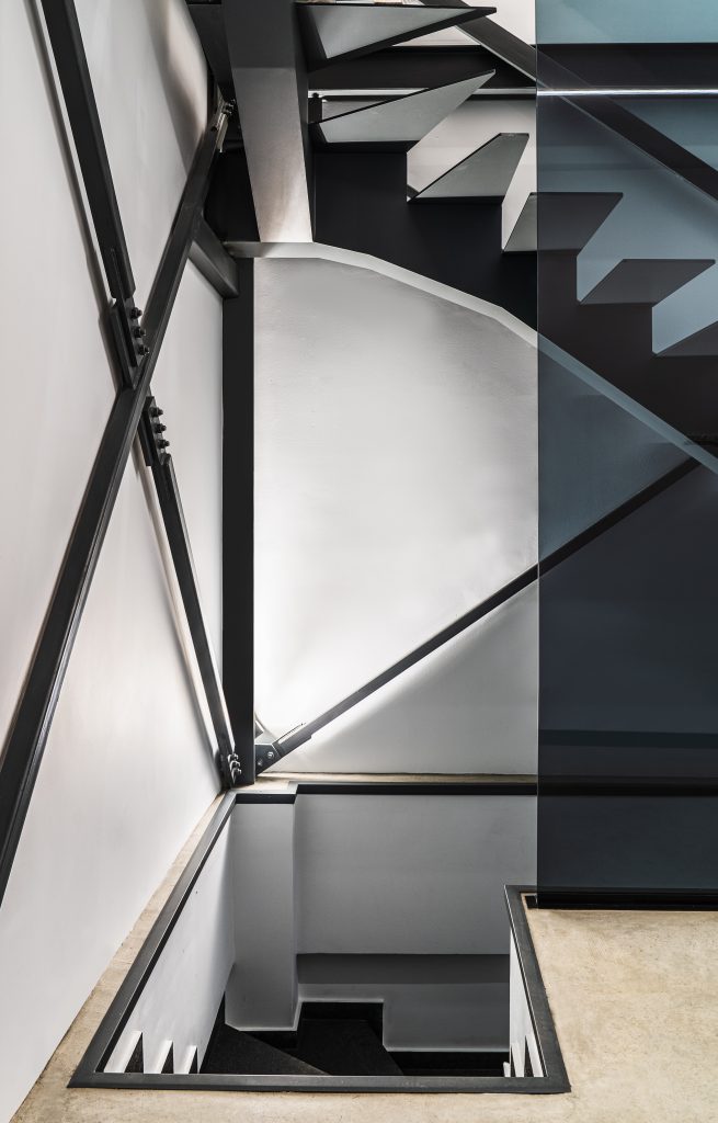 VA COMPLEX APARTMENTS STAIRS TS1